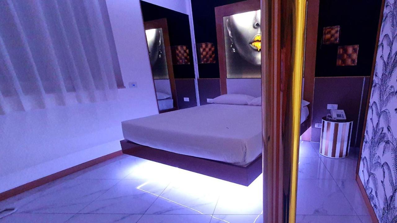 شْنيسيلّو بالسامو C Rooms - Love Motel Monza المظهر الخارجي الصورة