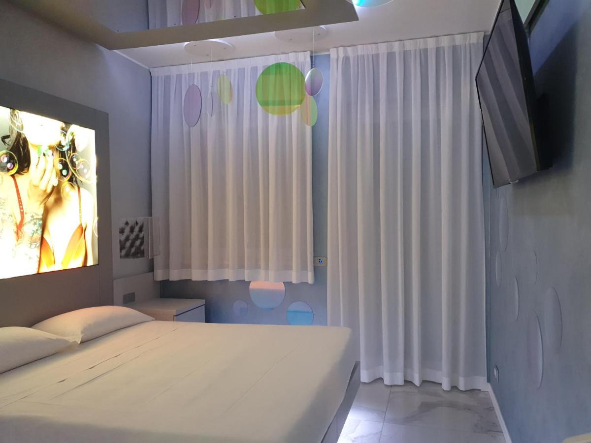 شْنيسيلّو بالسامو C Rooms - Love Motel Monza المظهر الخارجي الصورة