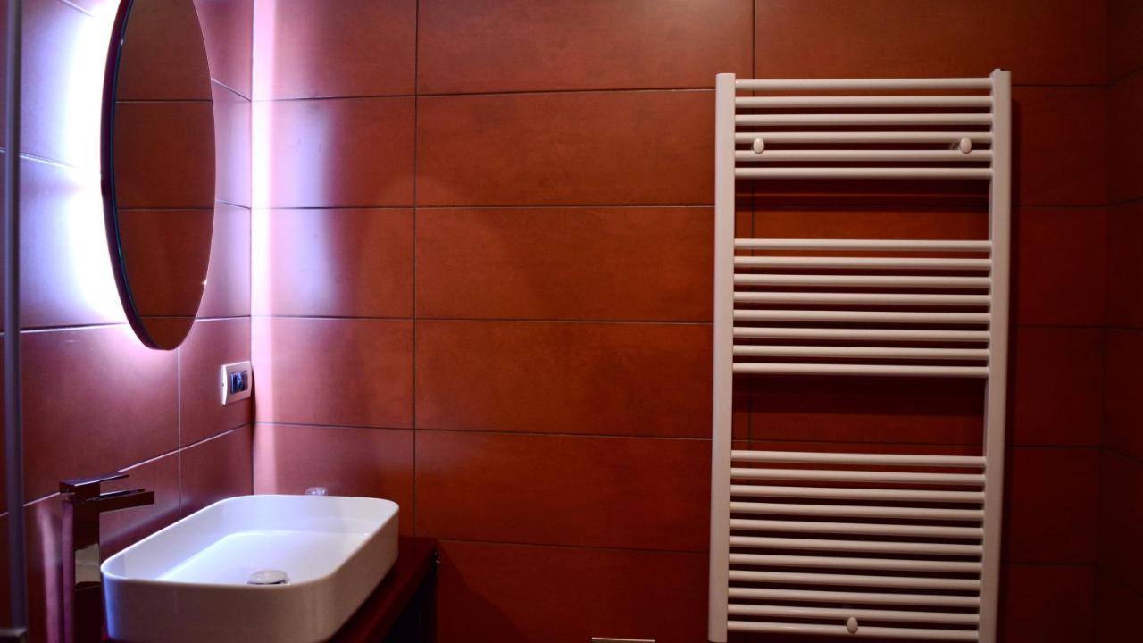 شْنيسيلّو بالسامو C Rooms - Love Motel Monza المظهر الخارجي الصورة