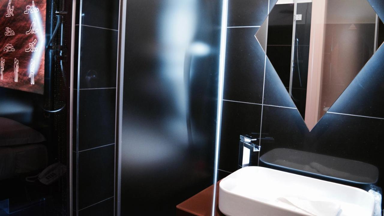شْنيسيلّو بالسامو C Rooms - Love Motel Monza المظهر الخارجي الصورة