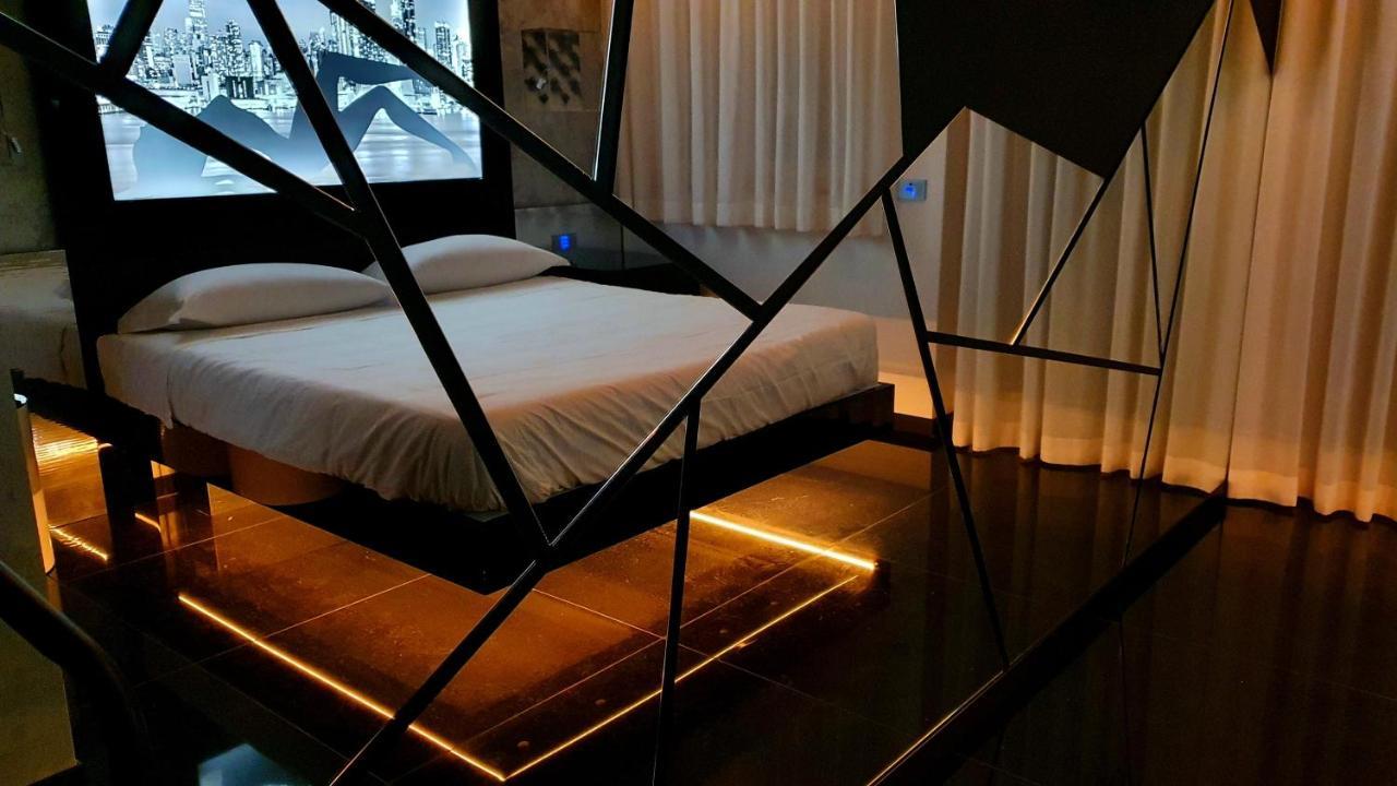شْنيسيلّو بالسامو C Rooms - Love Motel Monza المظهر الخارجي الصورة